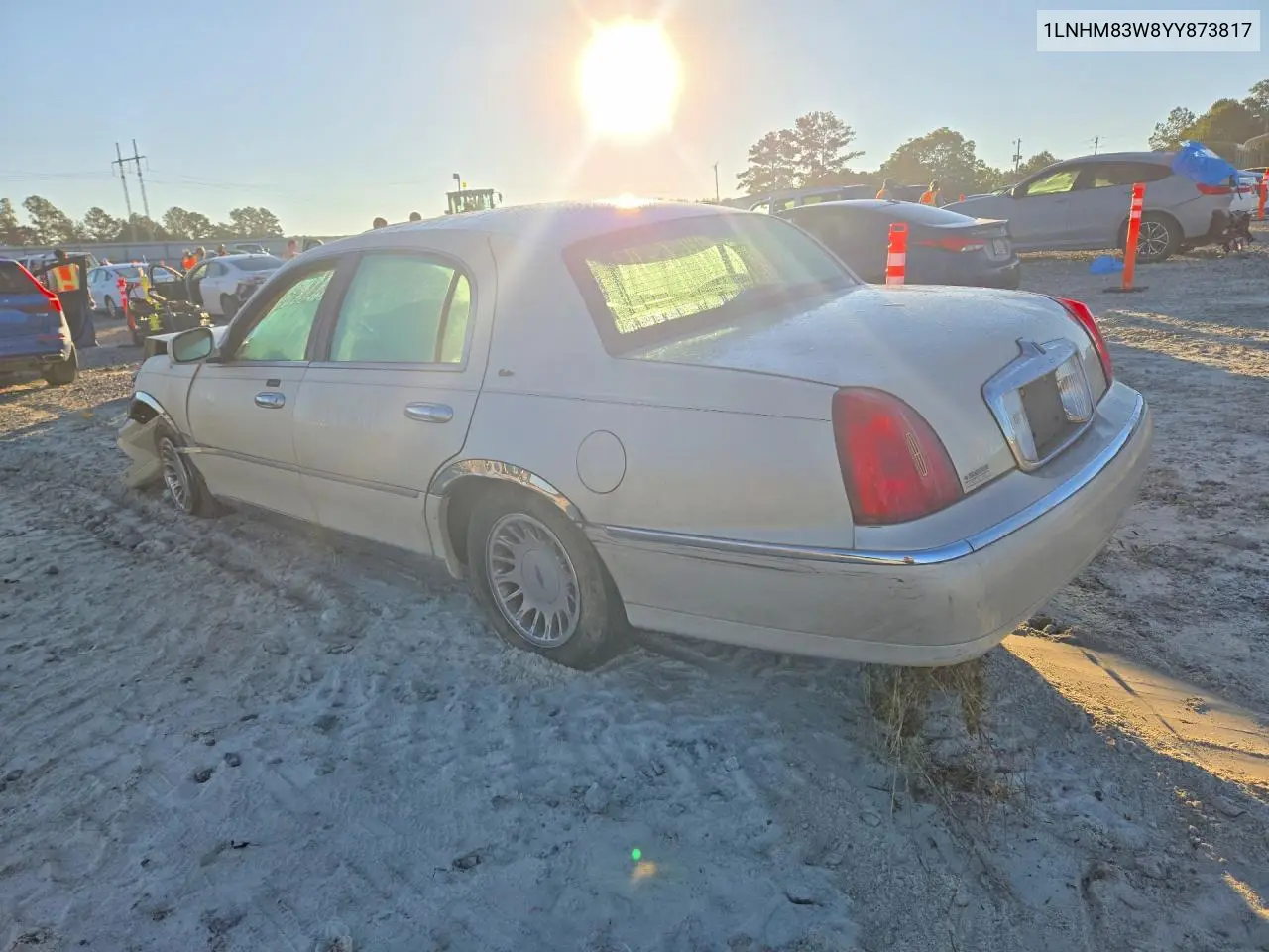 2000 LINCOLN TOWN CAR VIN 1LNHM83W8YY873817 — фото 2