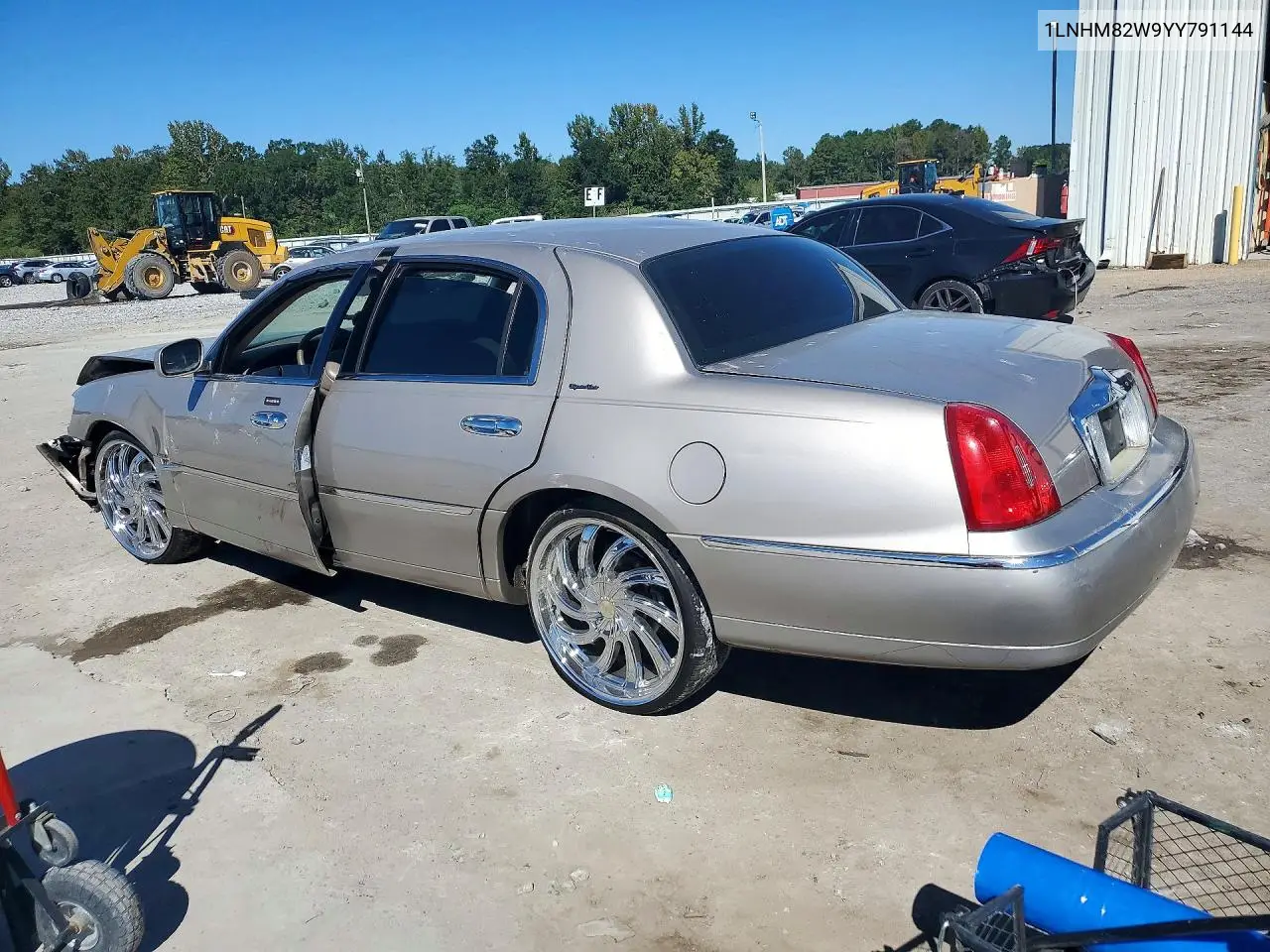 2000 LINCOLN TOWN CAR VIN 1LNHM82W9YY791144 — фото 2