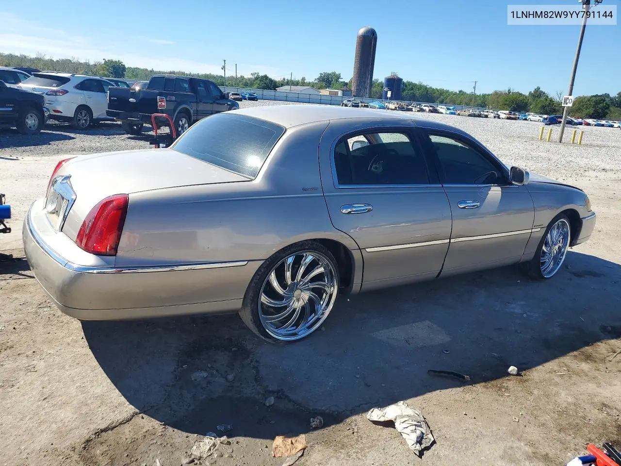 2000 LINCOLN TOWN CAR VIN 1LNHM82W9YY791144 — фото 3