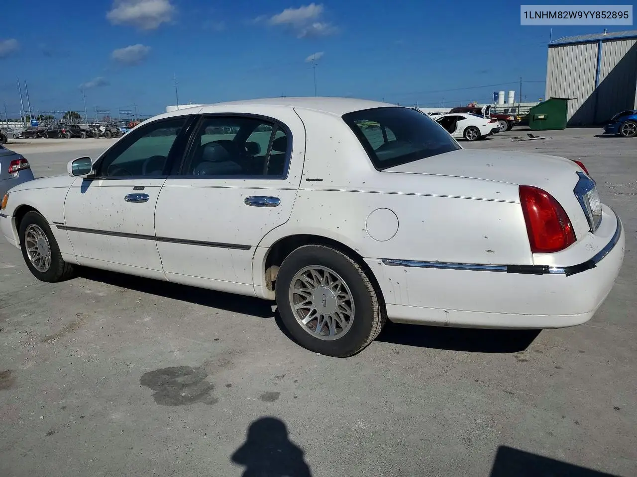 2000 LINCOLN TOWN CAR VIN 1LNHM82W9YY852895 — фото 2