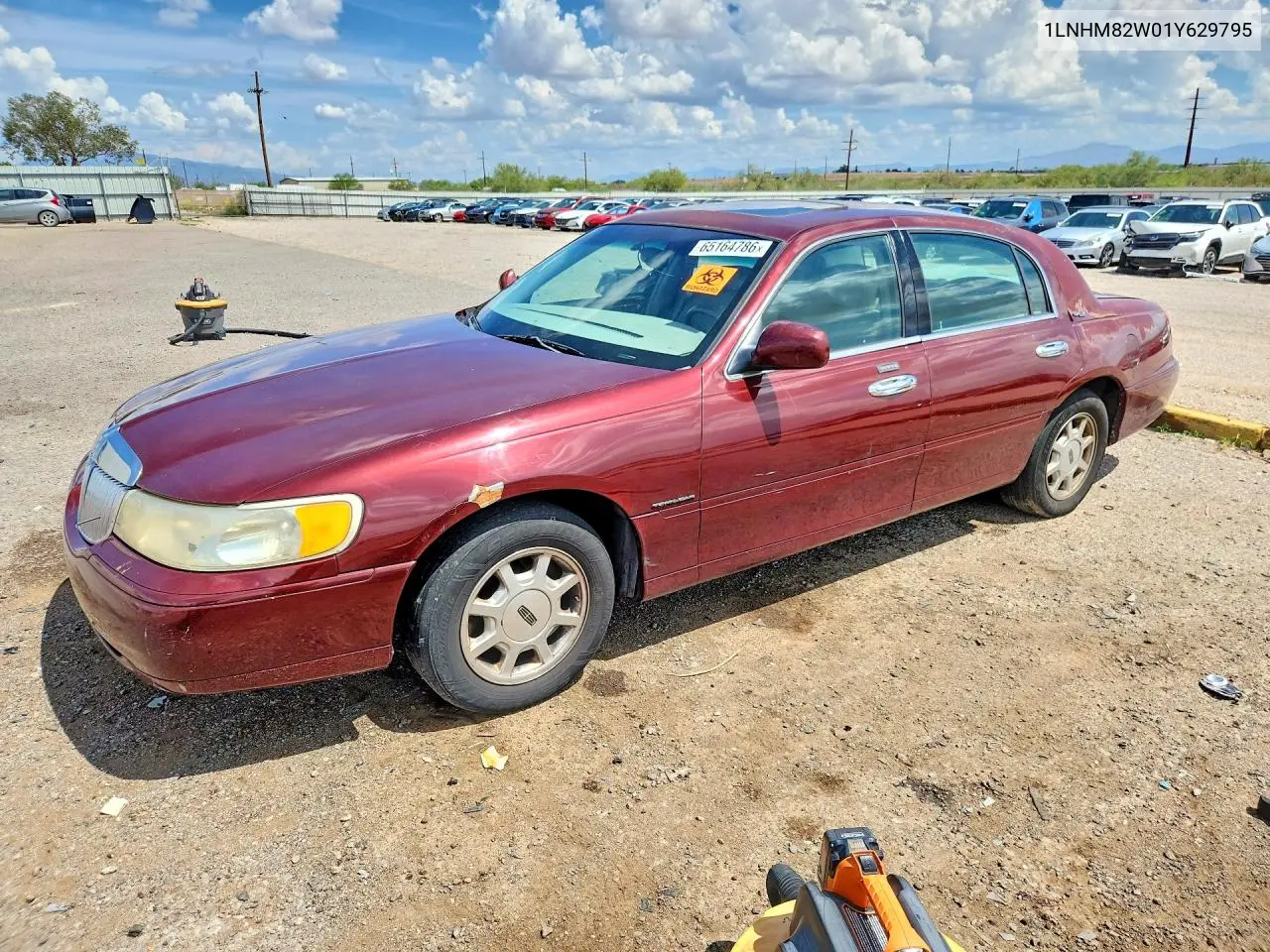 LINCOLN TOWN CAR 2001, VIN 1LNHM82W01Y629795