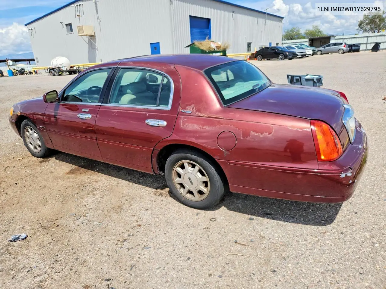 2001 LINCOLN TOWN CAR VIN 1LNHM82W01Y629795 — фото 2