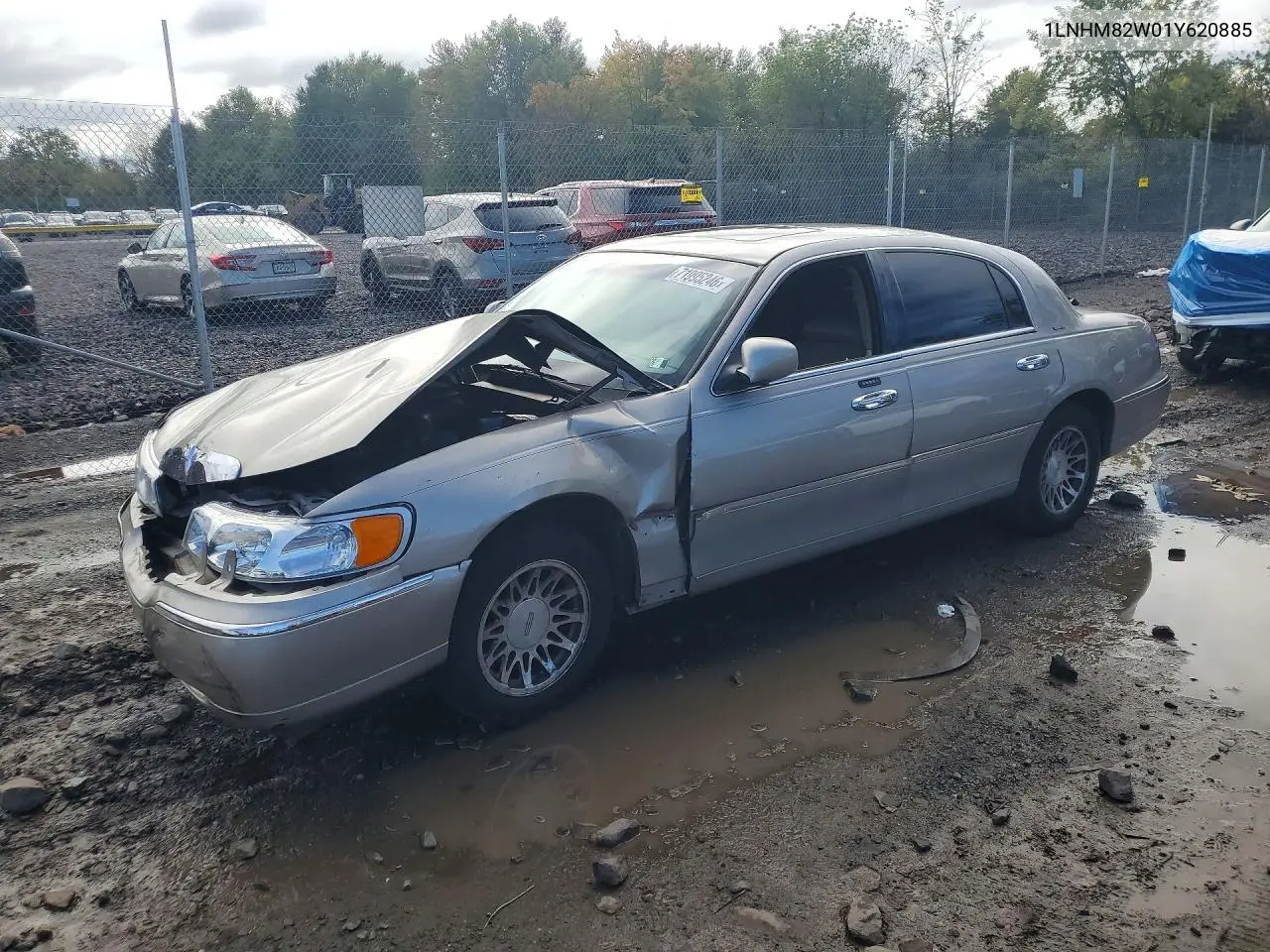LINCOLN TOWN CAR 2001, VIN 1LNHM82W01Y620885
