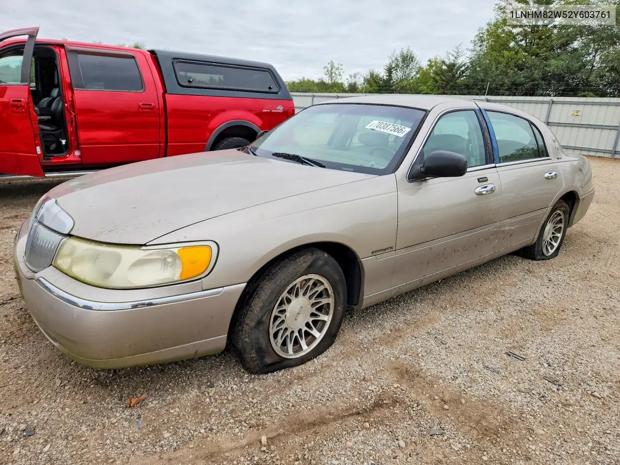 LINCOLN TOWN CAR 2002, VIN 1LNHM82W52Y603761