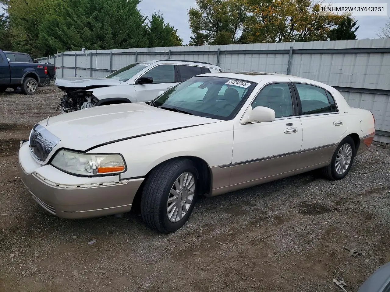 LINCOLN TOWN CAR 2003, VIN 1LNHM82W43Y643251