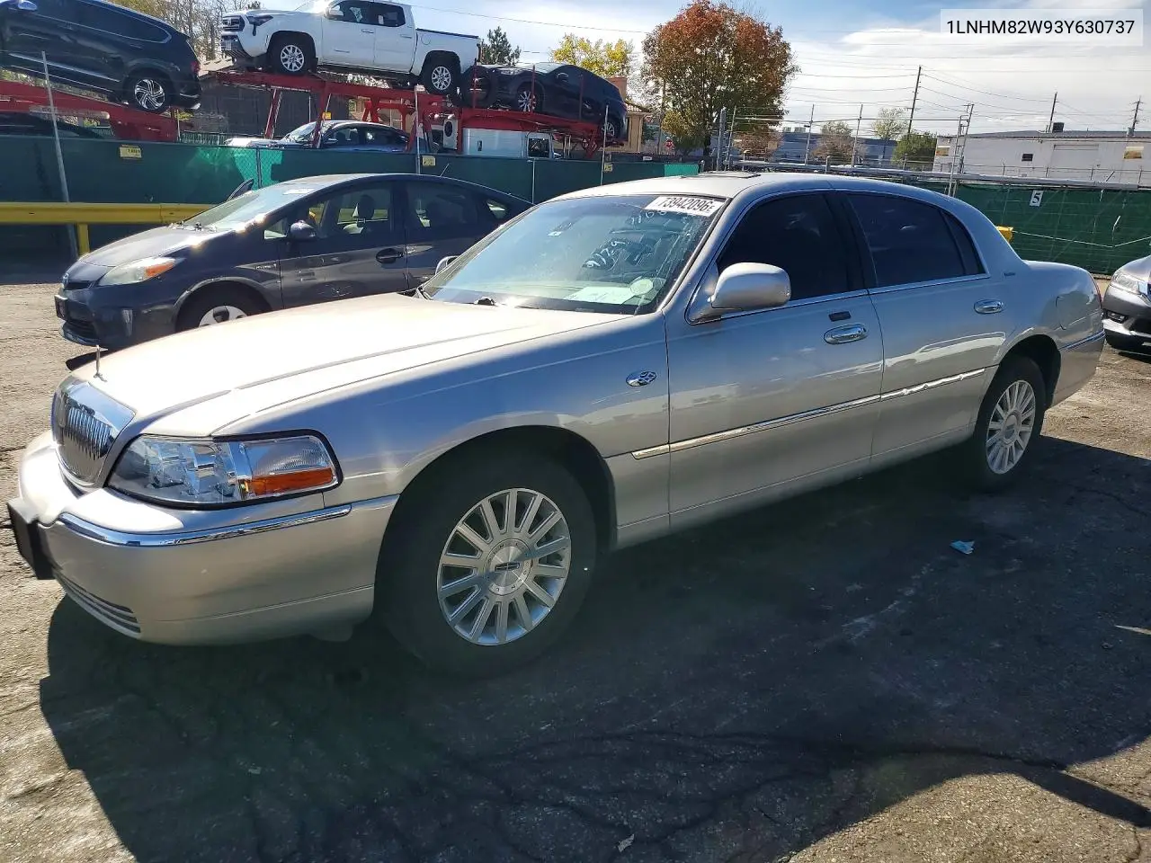 LINCOLN TOWN CAR 2003, VIN 1LNHM82W93Y630737