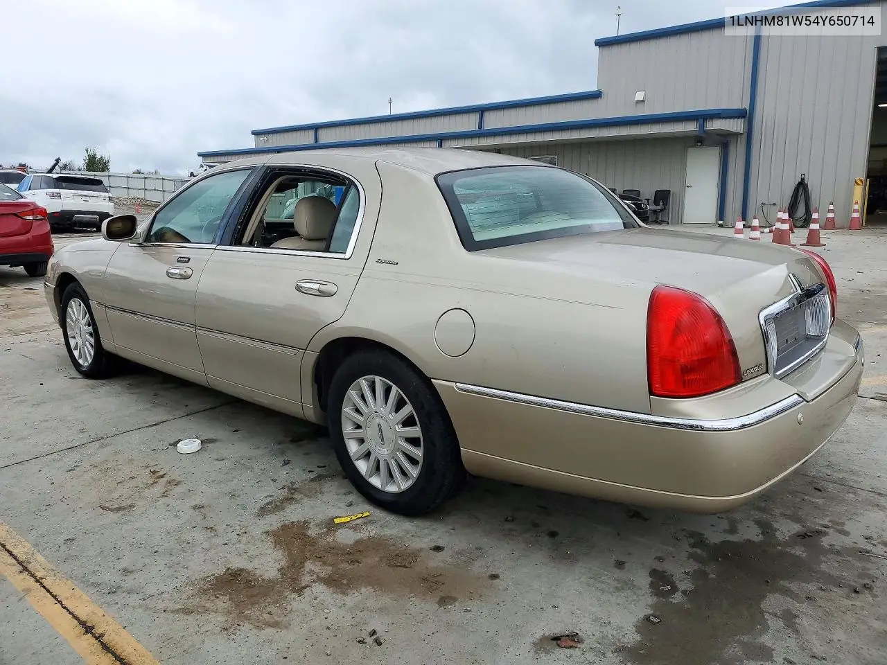 2004 LINCOLN TOWN CAR VIN 1LNHM81W54Y650714 — фото 2
