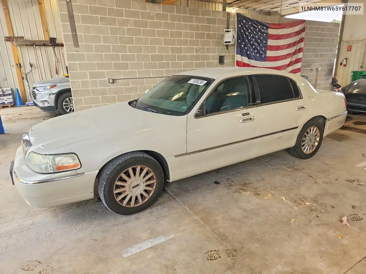 LINCOLN TOWN CAR 2005, VIN 1LNHM81W65Y617707