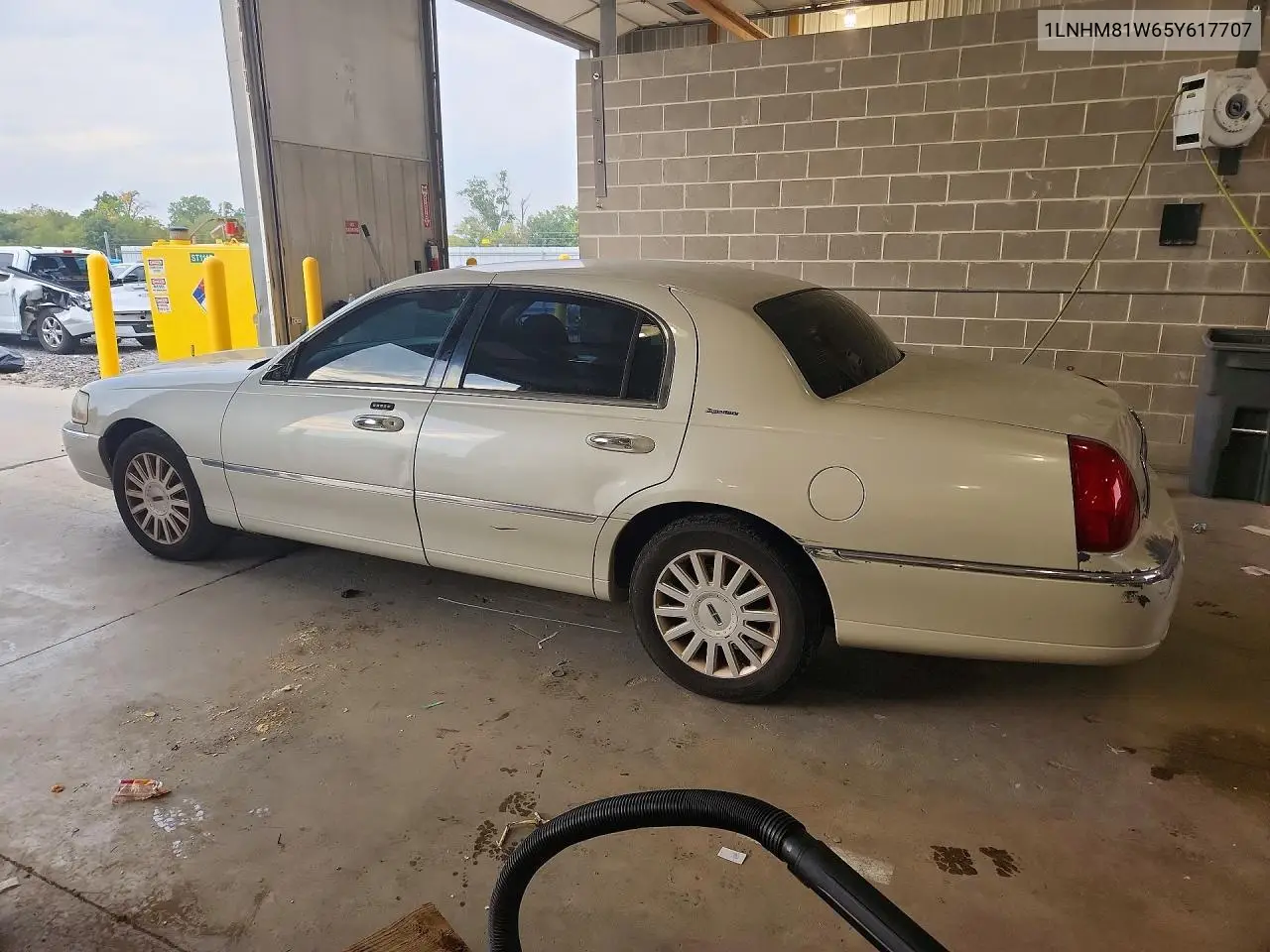 2005 LINCOLN TOWN CAR VIN 1LNHM81W65Y617707 — фото 2