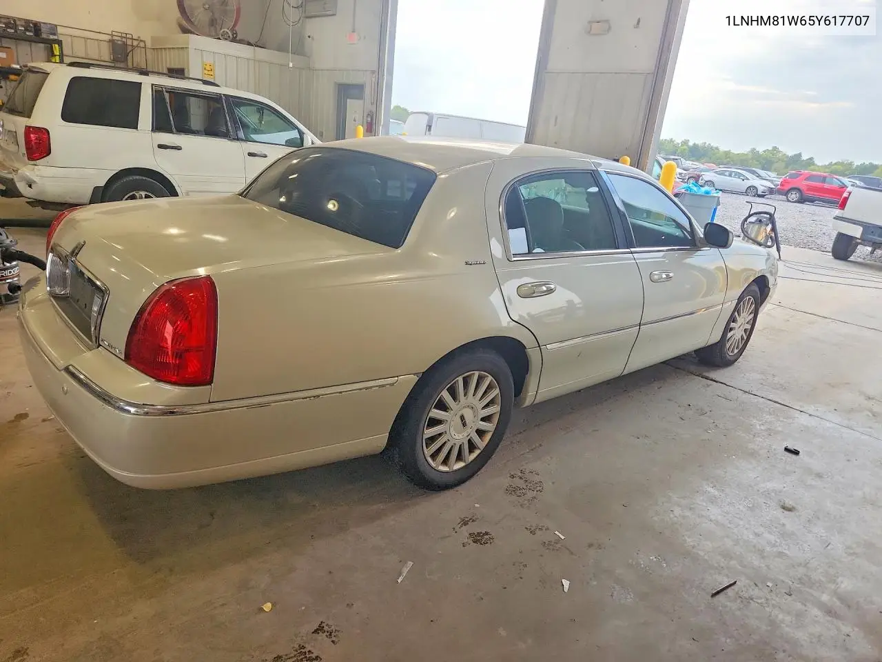 2005 LINCOLN TOWN CAR VIN 1LNHM81W65Y617707 — фото 3