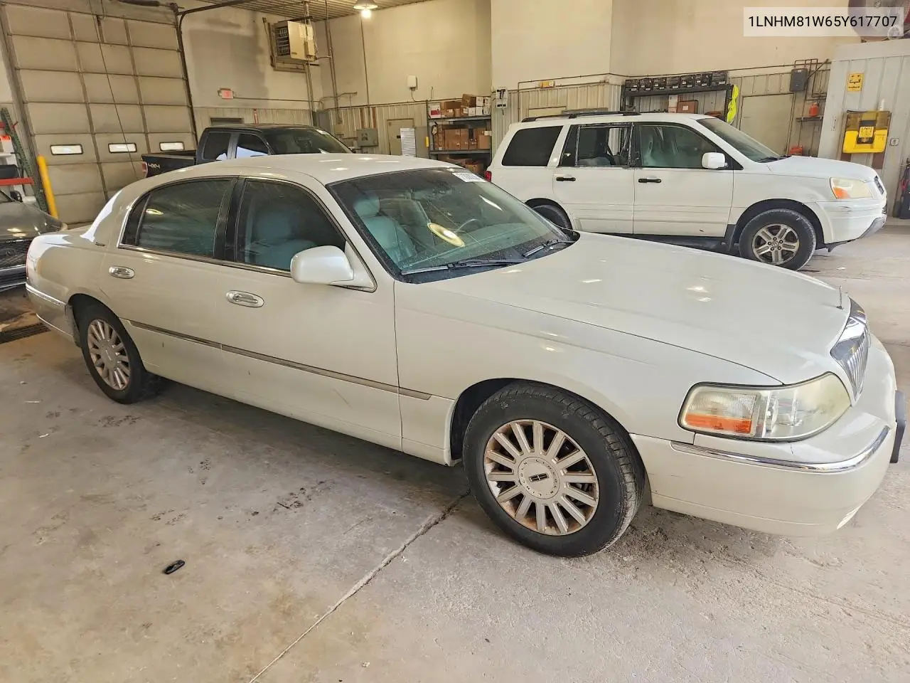 2005 LINCOLN TOWN CAR VIN 1LNHM81W65Y617707 — фото 4