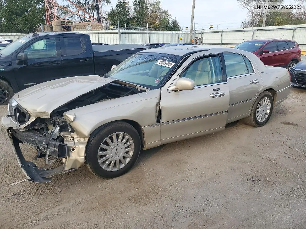 LINCOLN TOWN CAR 2005, VIN 1LNHM82W75Y652223
