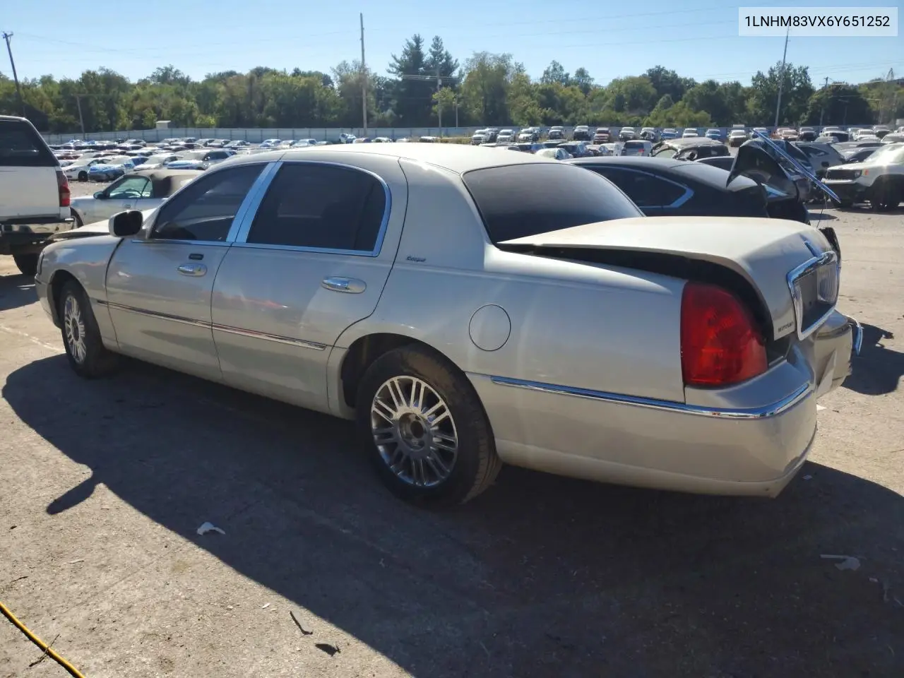 2006 LINCOLN TOWN CAR VIN 1LNHM83VX6Y651252 — фото 2