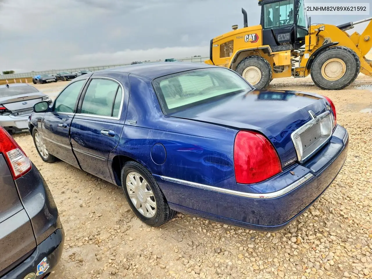 2009 LINCOLN TOWN CAR VIN 2LNHM82V89X621592 — фото 2
