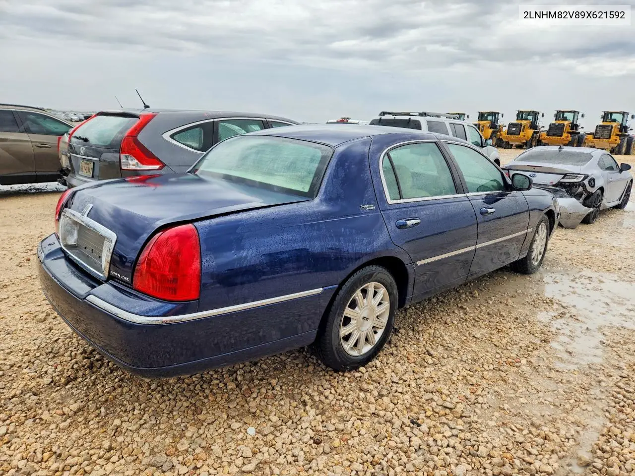 2009 LINCOLN TOWN CAR VIN 2LNHM82V89X621592 — фото 3