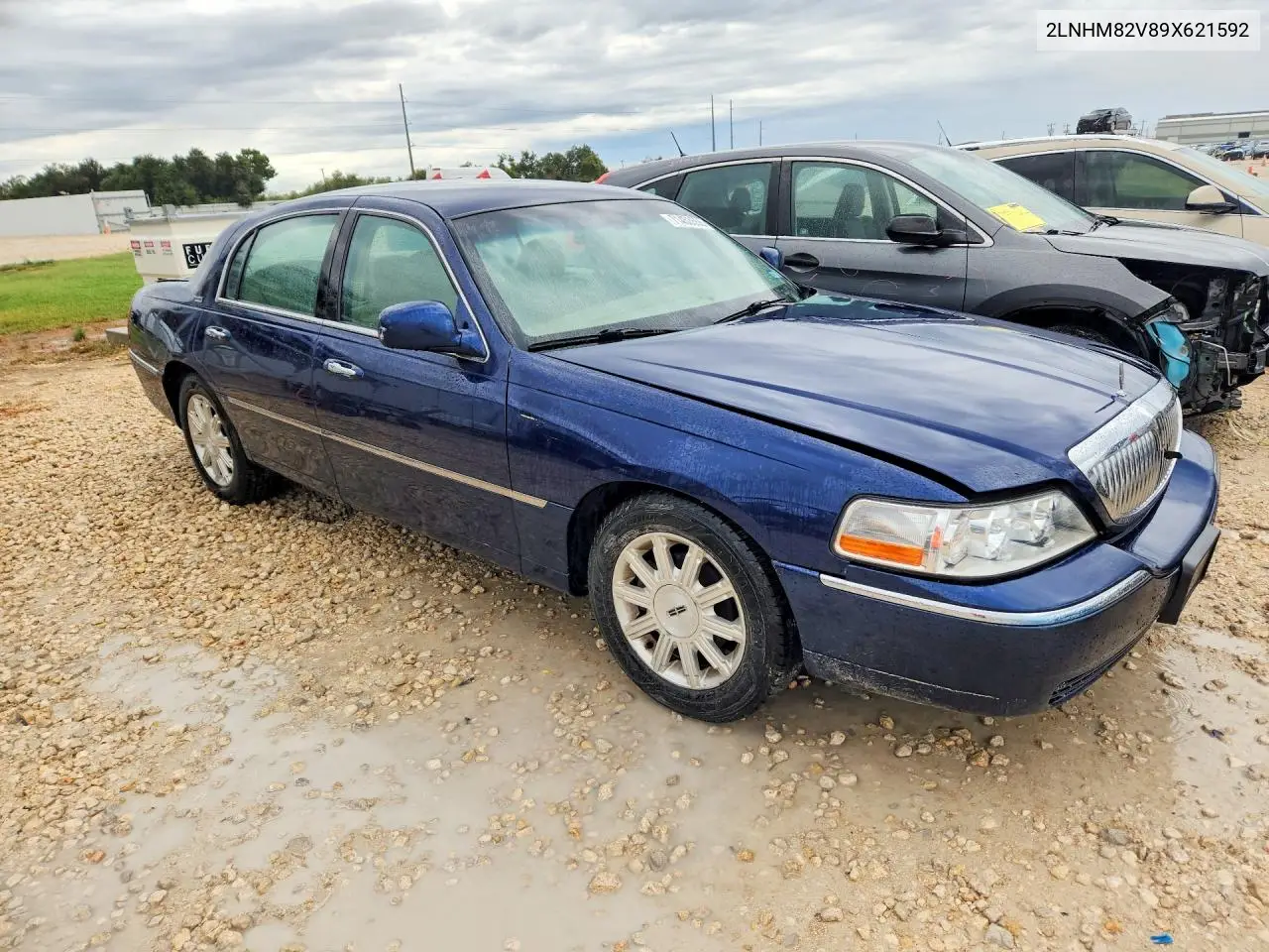 2009 LINCOLN TOWN CAR VIN 2LNHM82V89X621592 — фото 4