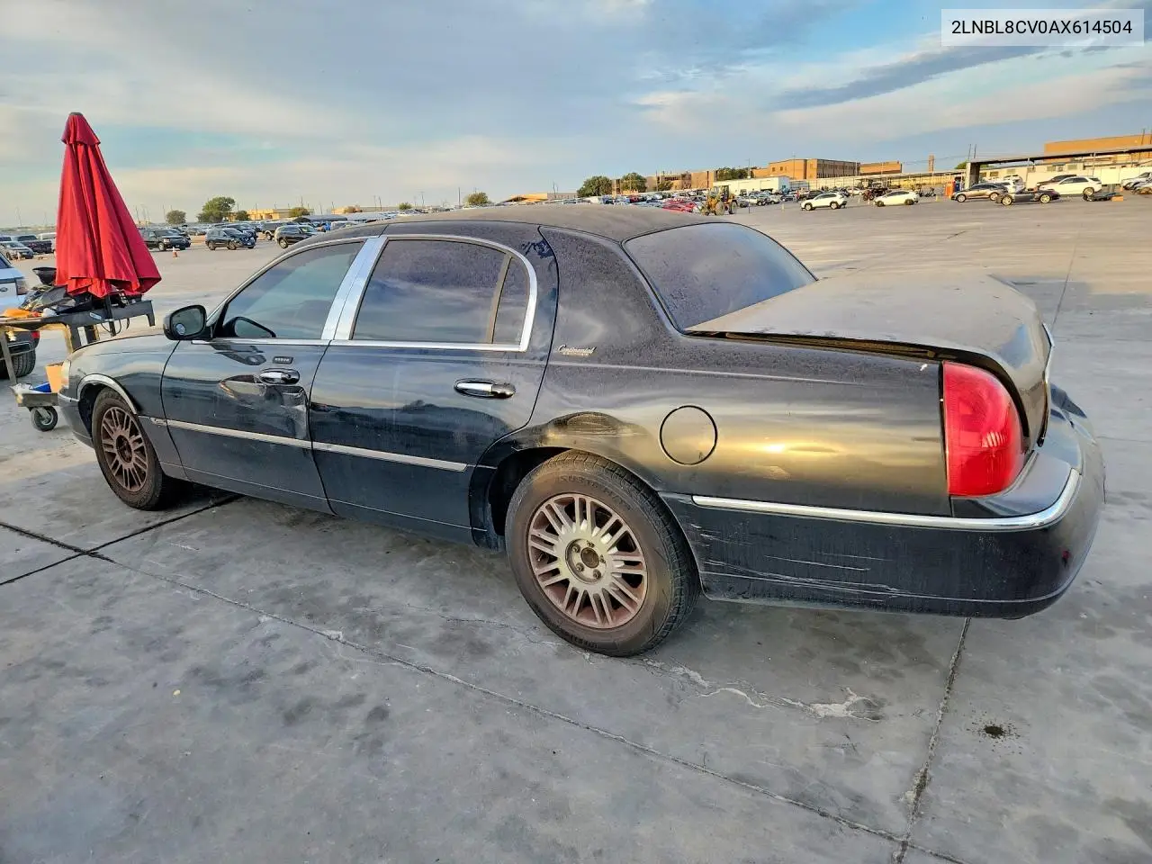 2010 LINCOLN TOWN CAR VIN 2LNBL8CV0AX614504 — фото 2