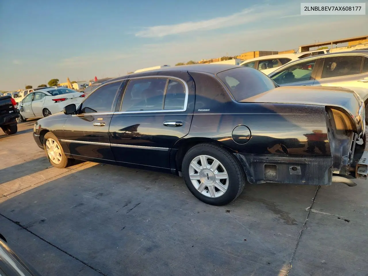 2010 LINCOLN TOWN CAR VIN 2LNBL8EV7AX608177 — фото 2