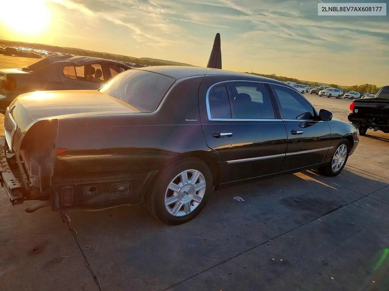2010 LINCOLN TOWN CAR VIN 2LNBL8EV7AX608177 — фото 3