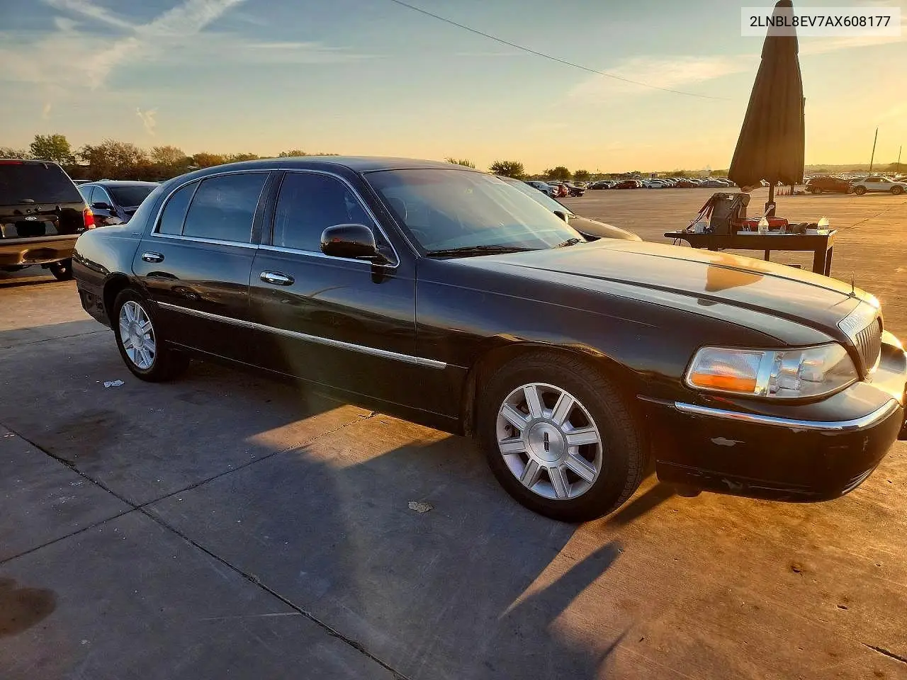 2010 LINCOLN TOWN CAR VIN 2LNBL8EV7AX608177 — фото 4