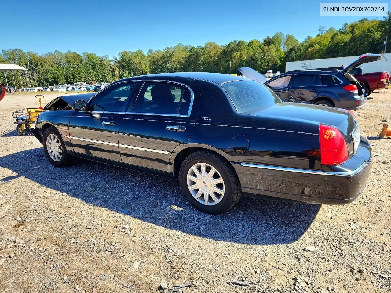 2011 LINCOLN TOWN CAR VIN 2LNBL8CV2BX760744 — фото 2
