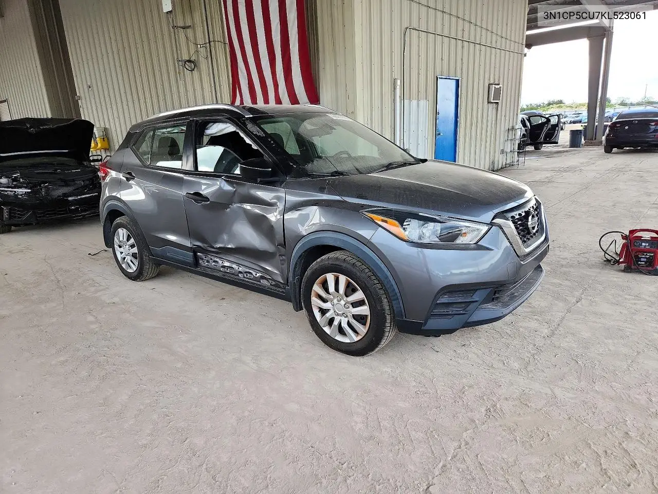 2019 NISSAN KICKS VIN 3N1CP5CU7KL523061 — фото 4