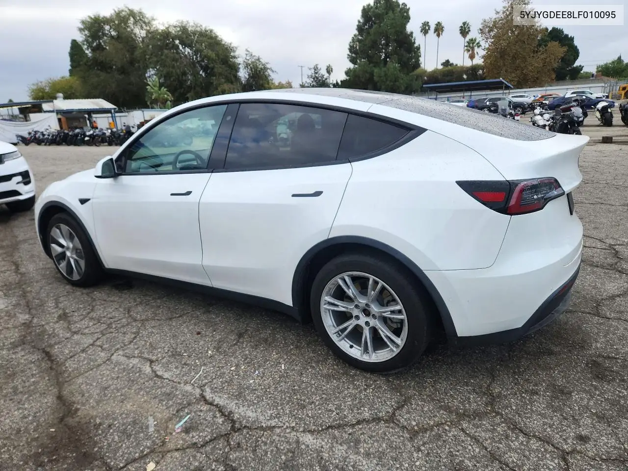 2020 TESLA MODEL Y VIN 5YJYGDEE8LF010095 — фото 2