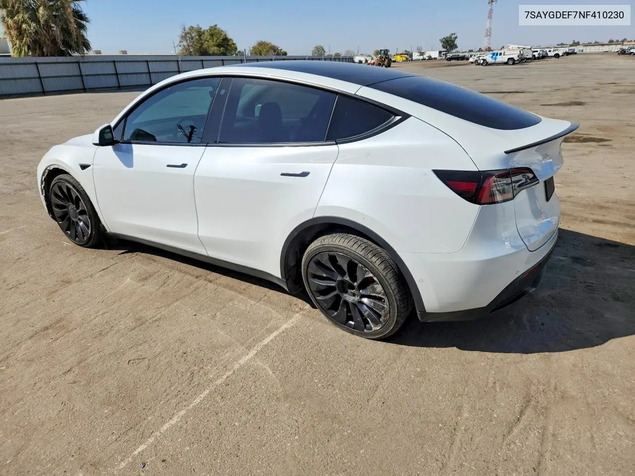 2022 TESLA MODEL Y VIN 7SAYGDEF7NF410230 — фото 2