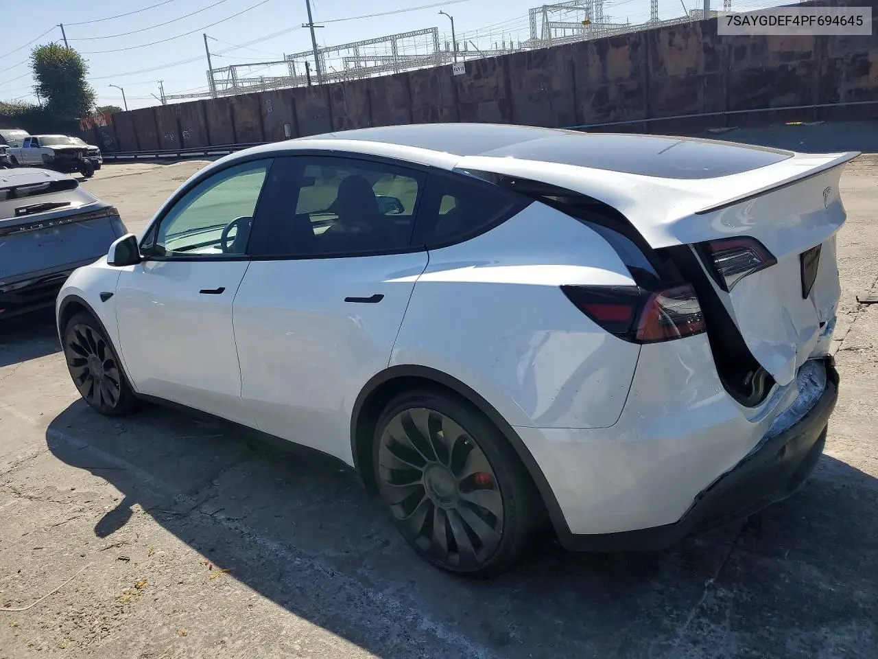2023 TESLA MODEL Y VIN 7SAYGDEF4PF694645 — фото 2