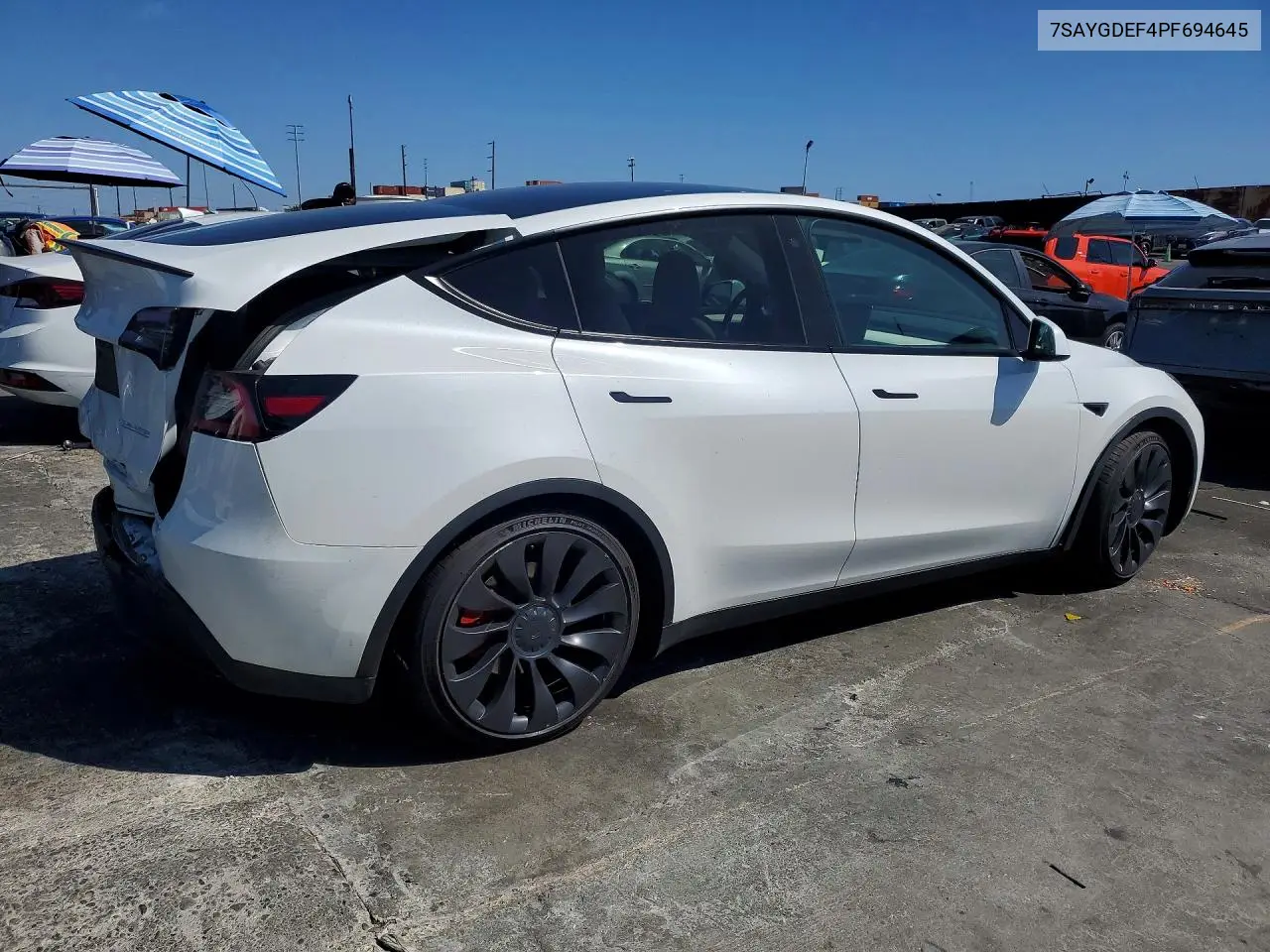 2023 TESLA MODEL Y VIN 7SAYGDEF4PF694645 — фото 3