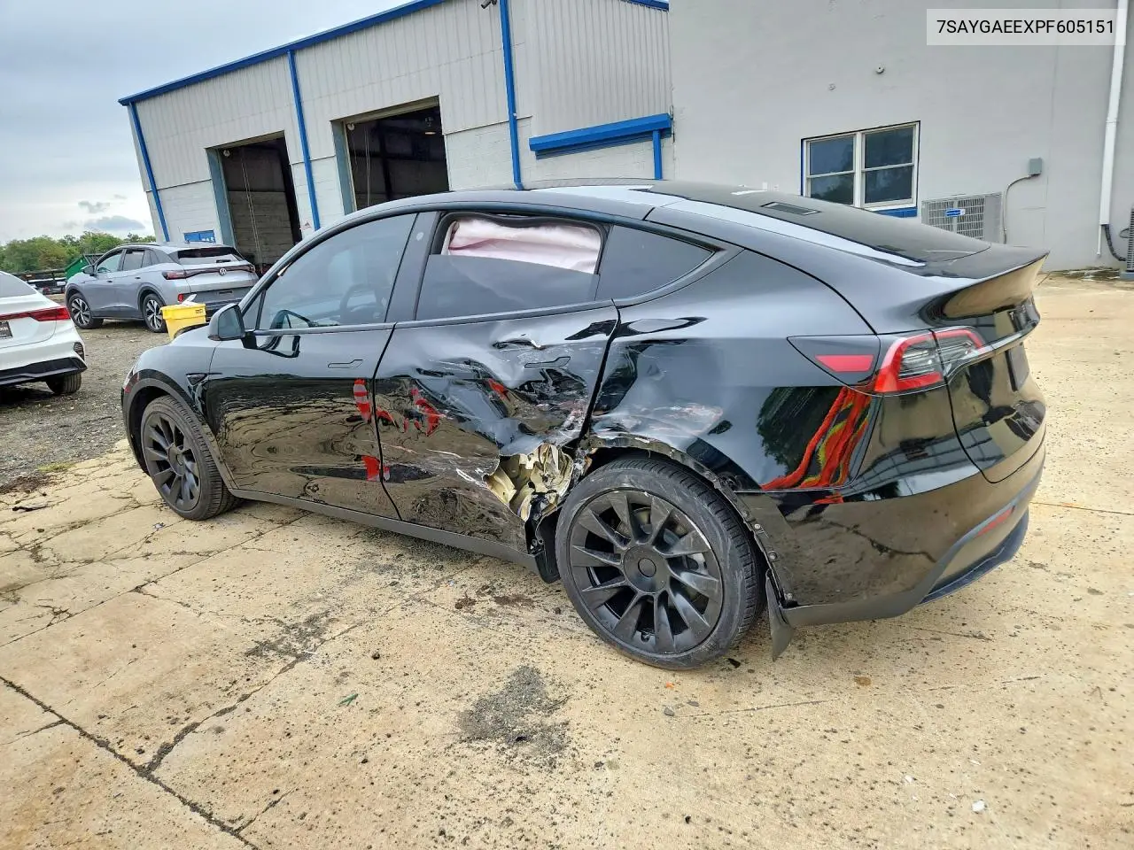 2023 TESLA MODEL Y VIN 7SAYGAEEXPF605151 — фото 2