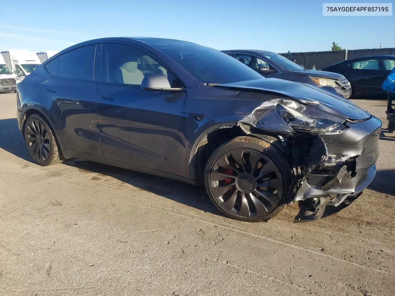 2023 TESLA MODEL Y VIN 7SAYGDEF4PF857195 — фото 4