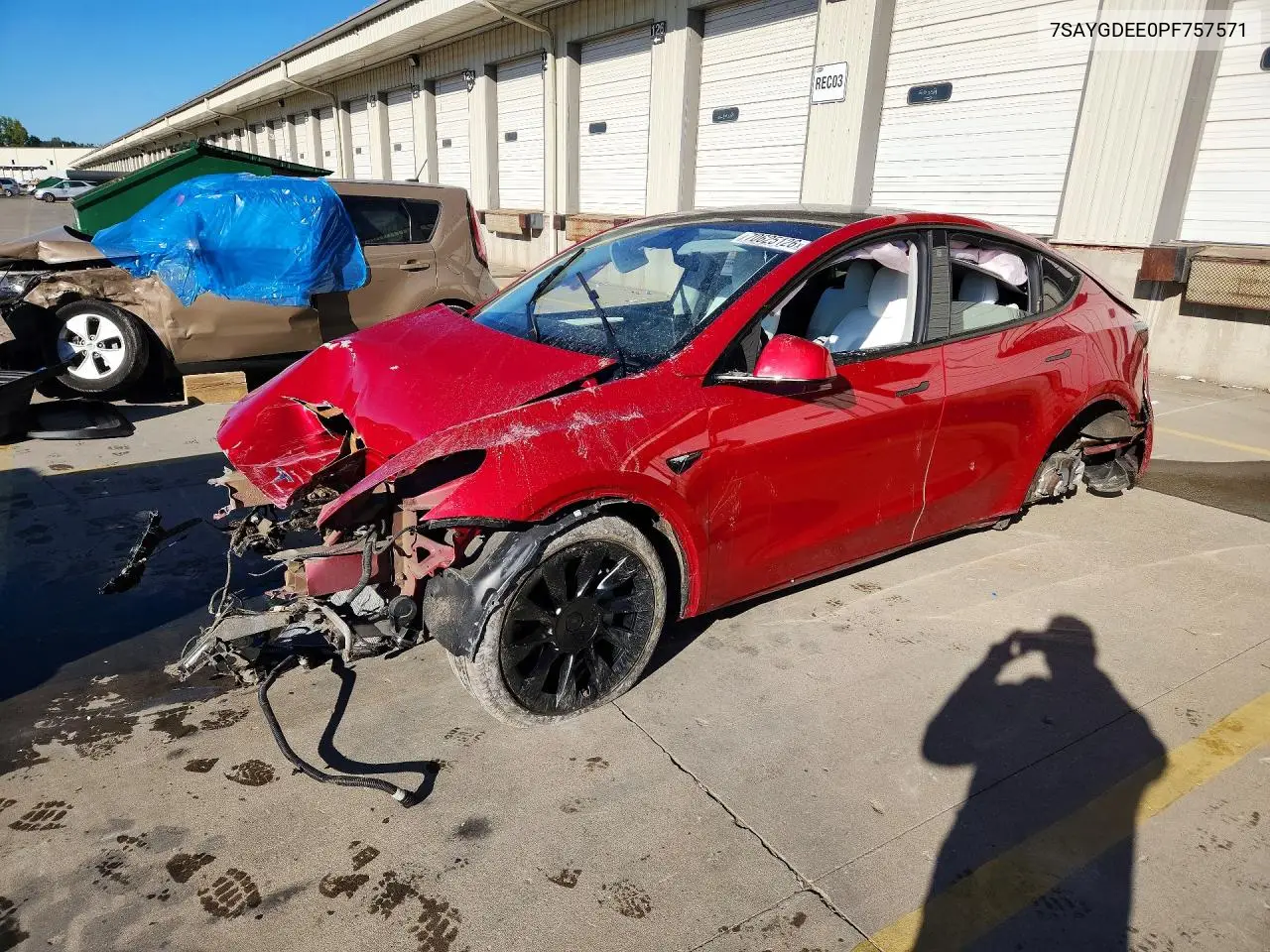 TESLA MODEL Y 2023, VIN 7SAYGDEE0PF757571