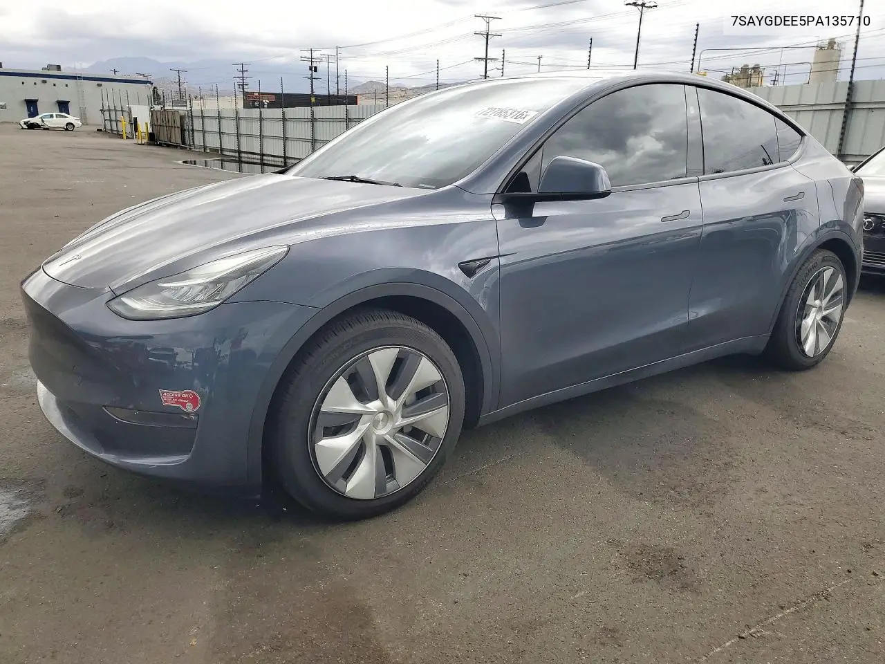 TESLA MODEL Y 2023, VIN 7SAYGDEE5PA135710