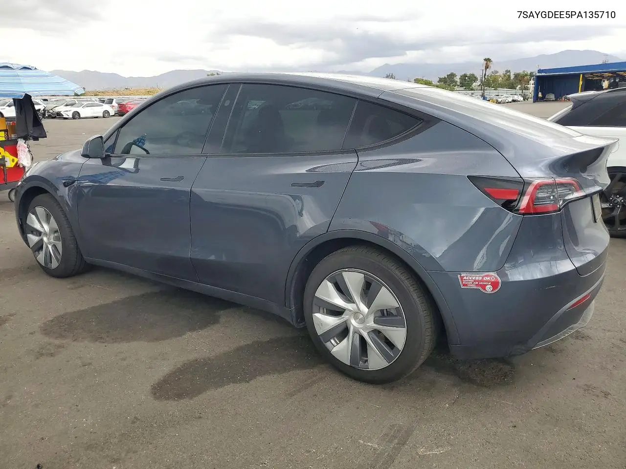 2023 TESLA MODEL Y VIN 7SAYGDEE5PA135710 — фото 2