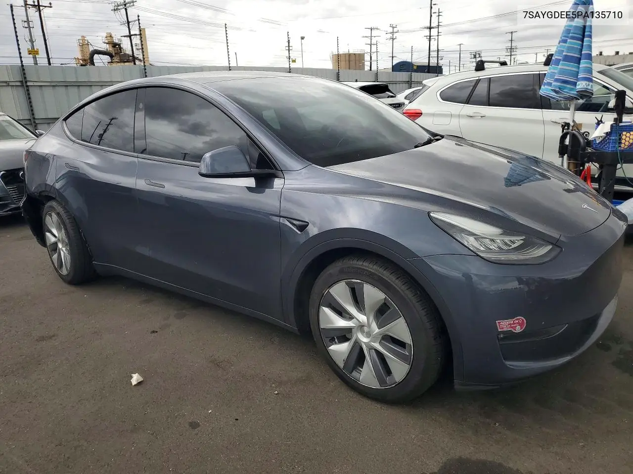 2023 TESLA MODEL Y VIN 7SAYGDEE5PA135710 — фото 4