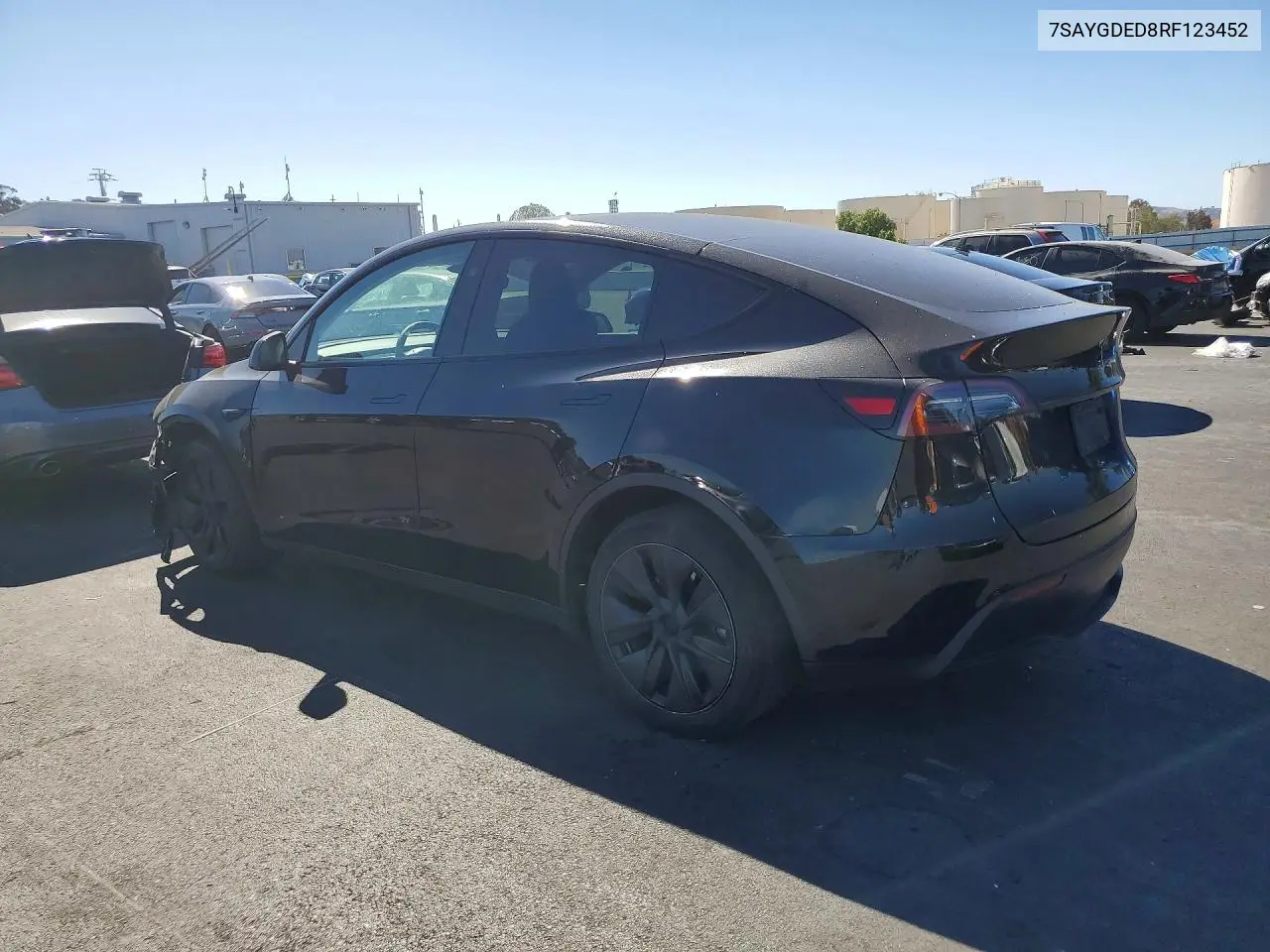 2024 TESLA MODEL Y VIN 7SAYGDED8RF123452 — фото 2