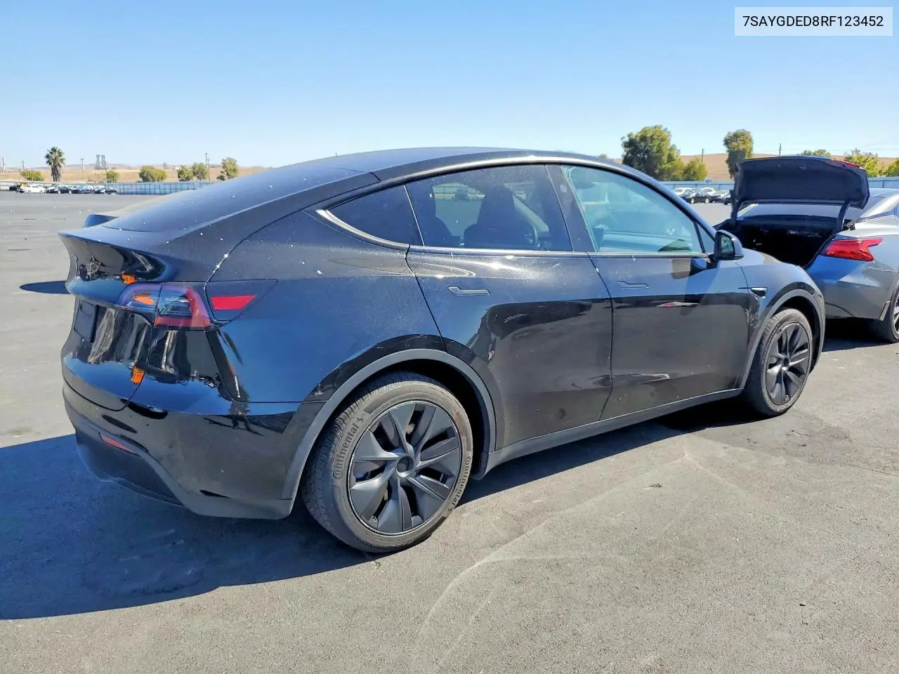 2024 TESLA MODEL Y VIN 7SAYGDED8RF123452 — фото 3
