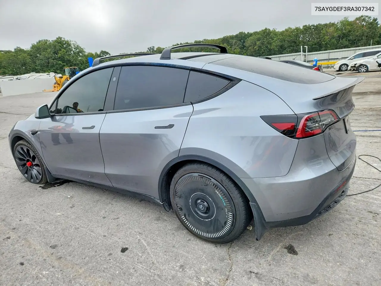 2024 TESLA MODEL Y VIN 7SAYGDEF3RA307342 — фото 2