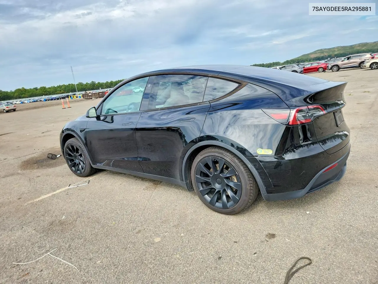 2024 TESLA MODEL Y VIN 7SAYGDEE5RA295881 — фото 2