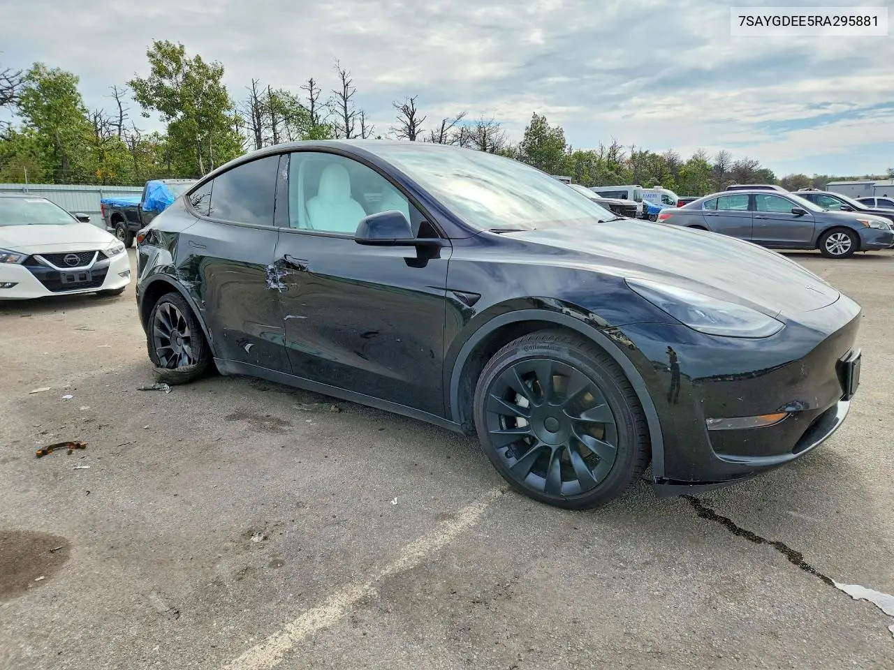 2024 TESLA MODEL Y VIN 7SAYGDEE5RA295881 — фото 4