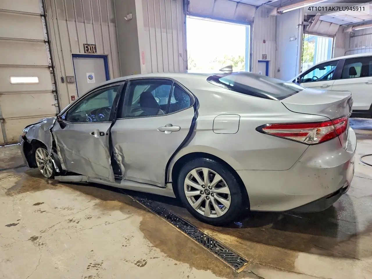 2020 TOYOTA CAMRY VIN 4T1C11AK7LU945911 — фото 2