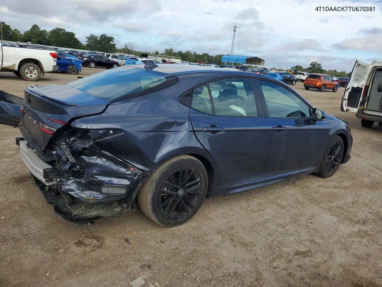 2026 TOYOTA CAMRY VIN 4T1DAACK7TU670381 — фото 3