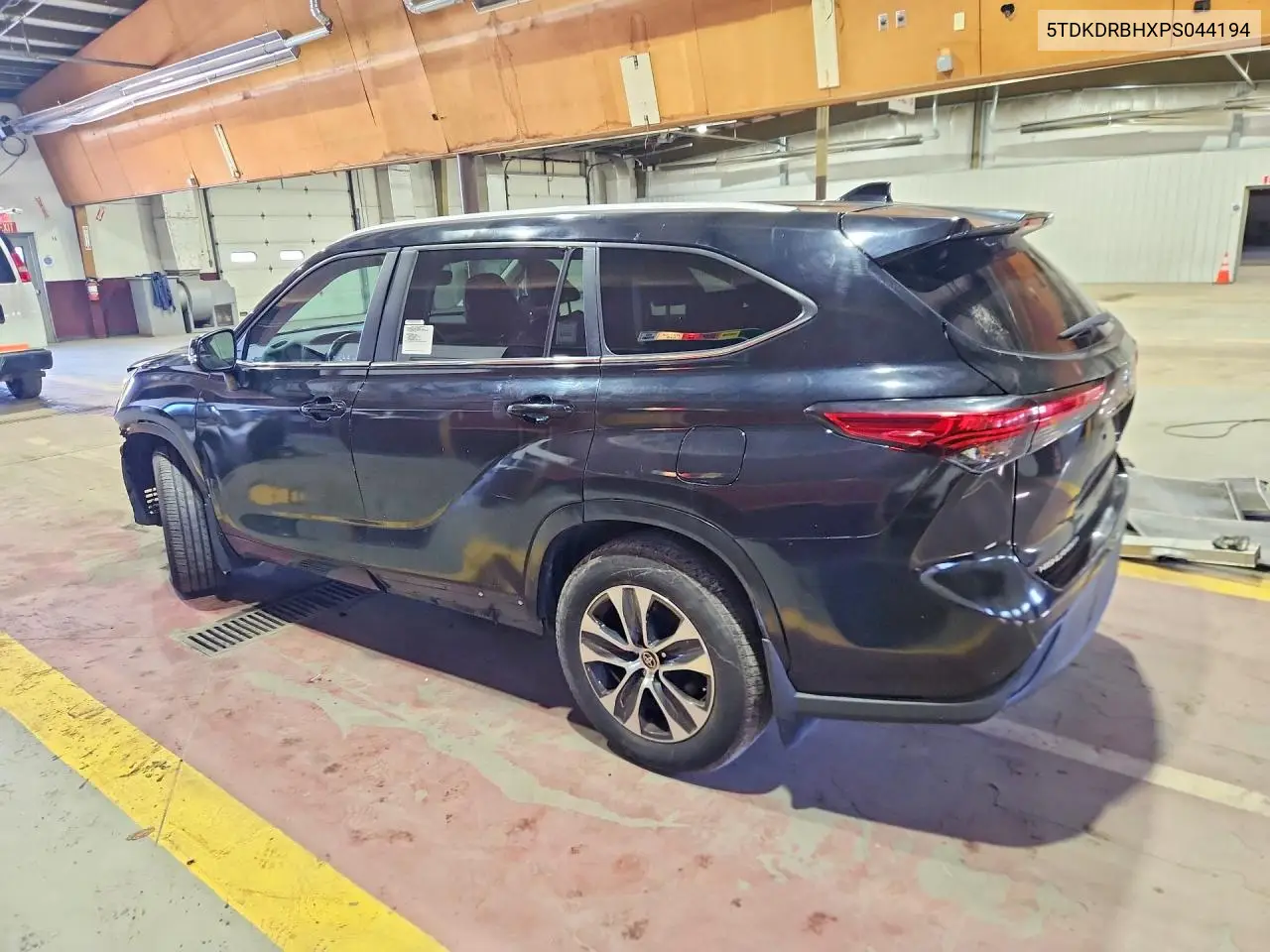 2023 TOYOTA HIGHLANDER VIN 5TDKDRBHXPS044194 — фото 2