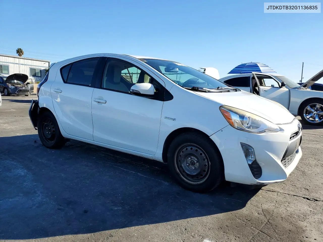 2016 TOYOTA PRIUS C VIN JTDKDTB32G1136835 — фото 4