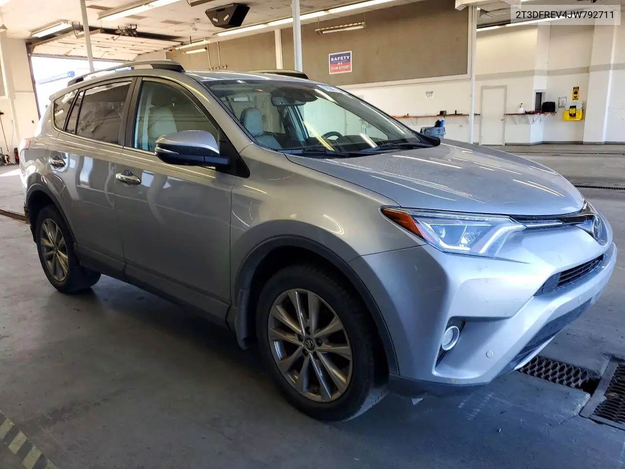 2018 TOYOTA RAV 4 VIN 2T3DFREV4JW792711 — фото 4