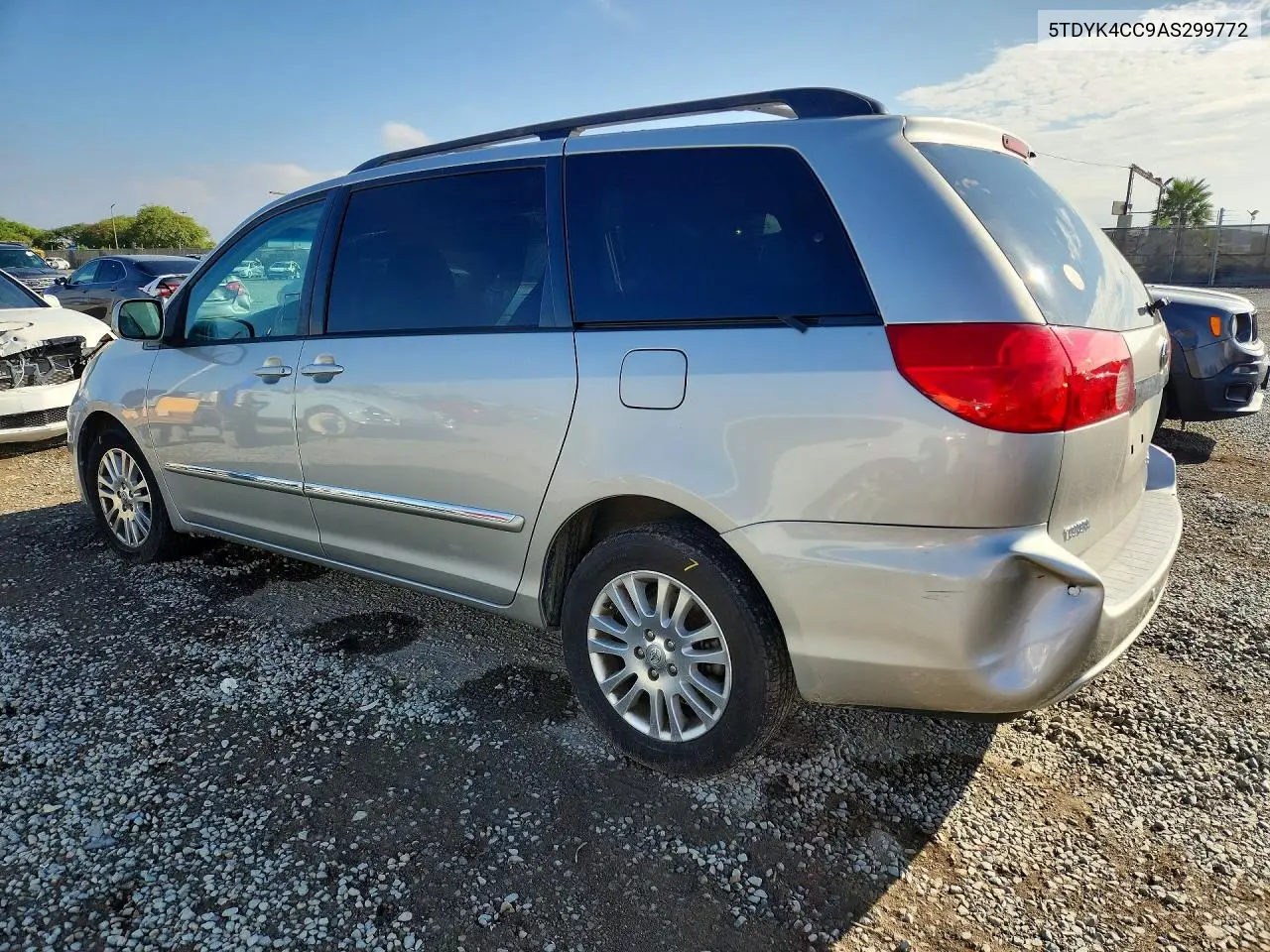 2010 TOYOTA SIENNA VIN 5TDYK4CC9AS299772 — фото 2