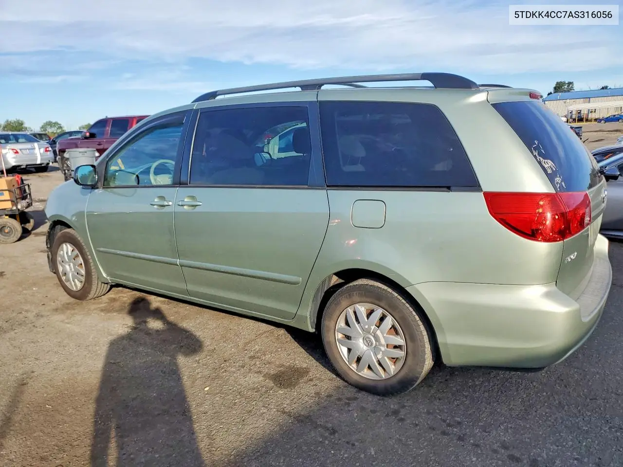 2010 TOYOTA SIENNA VIN 5TDKK4CC7AS316056 — фото 2