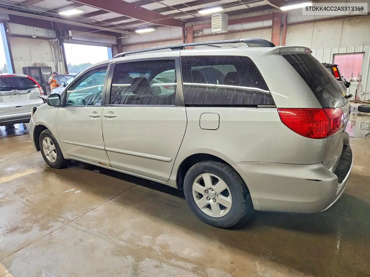 2010 TOYOTA SIENNA VIN 5TDKK4CC2AS313369 — фото 2