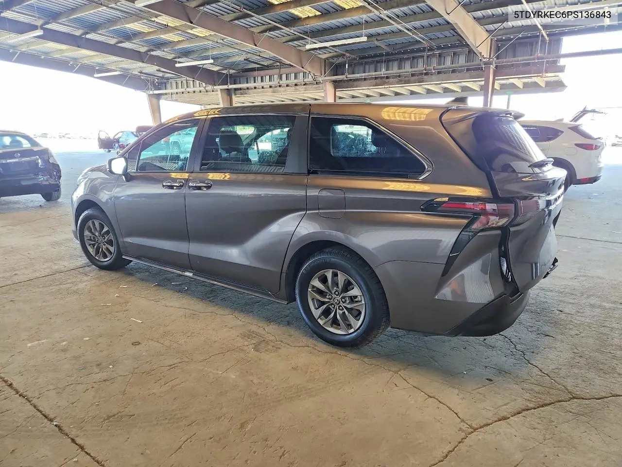 2023 TOYOTA SIENNA VIN 5TDYRKEC6PS136843 — фото 2
